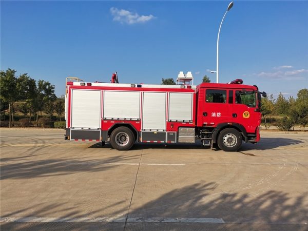 汕德卡压缩空气泡沫消防车