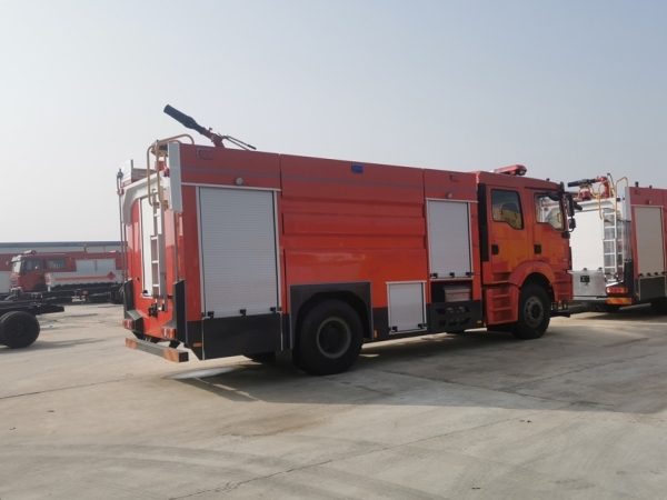 豪沃8吨泡沫消防车