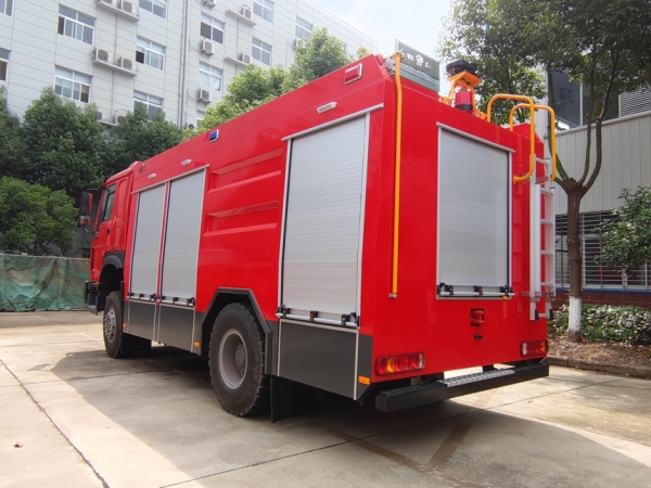 四驱豪沃5.5吨水罐消防车