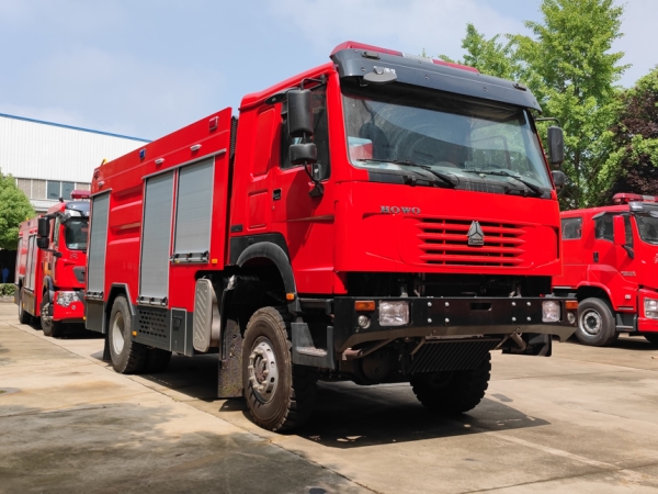 四驱豪沃5.5吨水罐消防车
