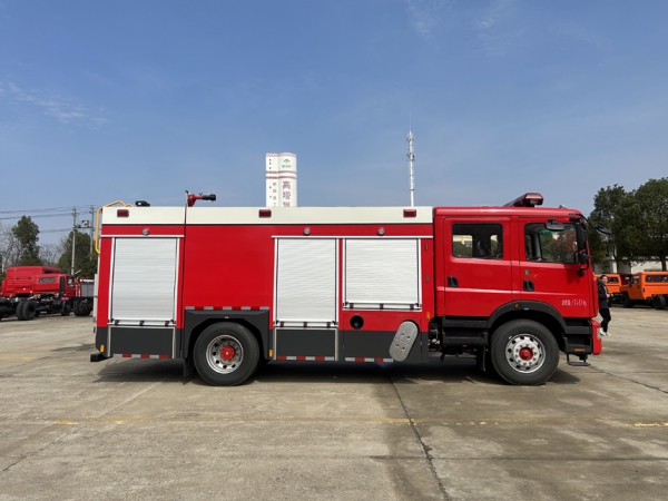 8.2吨东风D9水罐消防车