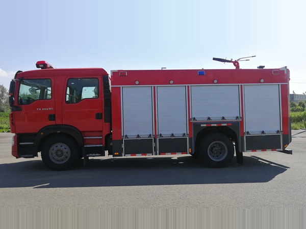 豪沃6.1吨水罐消防车