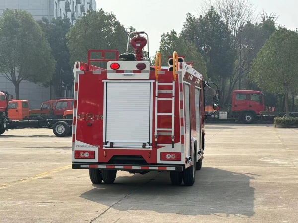 福田2.8吨水罐消防车